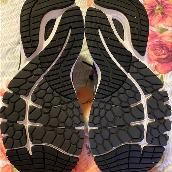 New Balance running shoes - Picture 2 of 5